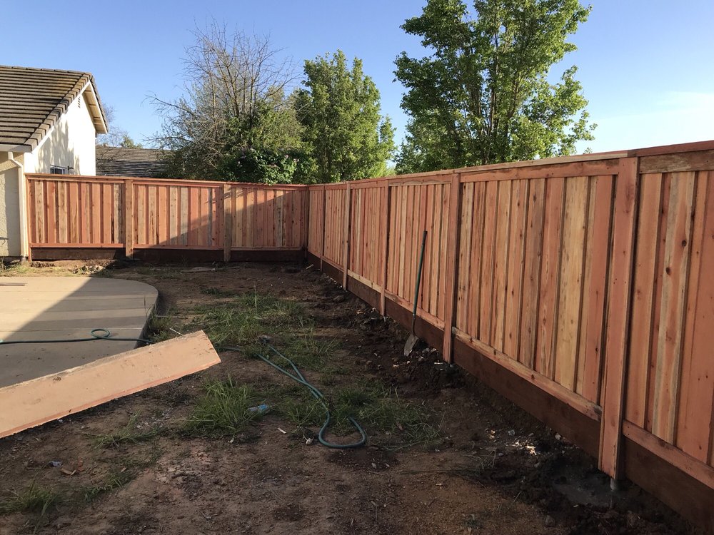 this is a picture of redwood fence in Roseville, CA